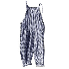 Macacão feminino respirável com estampa xadrez, gola redonda, sem mangas, alças finas, modelagem solta e bolsos. Tecido resistente e agradável à