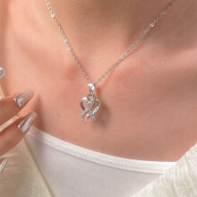 Halskette mit rosa Zirkonia-Schleife und Herz aus Silberlegierung – Symbol für Stärke und Hoffnung, passend zur Brustkrebsvorsorge.