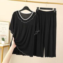 Pyjamaset voor dames: top met korte mouwen en V-hals, inclusief bijpassende broek.