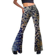 Calça feminina casual com estampa de mármore, cintura alta e modelagem flare, elástica.
