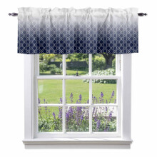 Sötétkék színátmenetes fehér kockás mintás, zsebes karnis 147x46 cm – Farmhouse stílusú absztrakt geometrikus függöny konyhába,