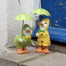 Eendjes met paraplu's tuinbeeldje – grappig beeldje voor binnen en buiten, past bij tuin- en erfdecoratie