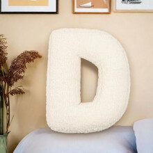 Coussin décoratif en peluche avec la lettre AZ de l'alphabet.