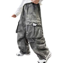 Calça cargo infantil unissex para o verão, estilo camuflado, com cintura elástica, pernas largas e bolsos. Ideal para festas e eventos. Tamanho