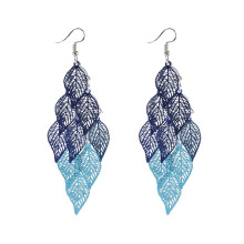 Kleurrijke oorbellen met meerdere lagen en holle blaadjes, elegante haakjes, decoratieve sieraden voor dames