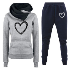 Conjunto de moletom feminino de duas peças, composto por moletom com capuz estampado e calça comprida, ideal para atividades físicas. Cor: Cinza.