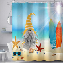Perdea de duș pentru plajă de vară: Gnome, stele de mare și placă de surf pe plajă tropicală – 183x183 cm, material textil cu cârlige,