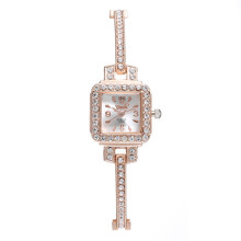 Dameshorloge onder de $5! Goudkleurig quartz horloge van legering, geschikt voor formele gelegenheden.