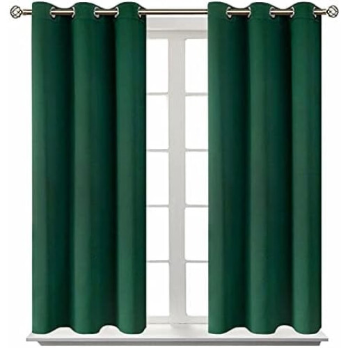 Verduisterende gordijnen van polyester met ringen, thermisch geïsoleerd.