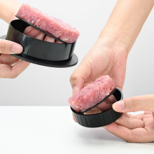 Prensa para hamburguesas de ABS negro con molde ranurado para hamburguesas.