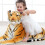 Λούτρινο μαξιλάρι Tiger σε κίτρινο χρώμα με μεγάλο λούτρινο ζωάκι 5