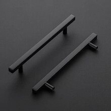 Lot de 25 poignées de placard noires mates de 15,9 cm (6-1/4 po) avec gabarit de montage. Longueur totale : 21,9 cm (8-4/5 po).