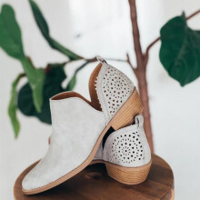 Botas UTTOASFAY para mujer, zapatos de mujer, botas cortas de cuero de moda, estilo retro, color liso, tacón bajo y diseño calado.