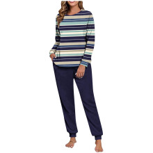 Dames winterpyjamaset bestaande uit een dubbel fleece bedrukte top met raglanmouwen, ronde hals en manchetten, en een lange broek met manchetten.