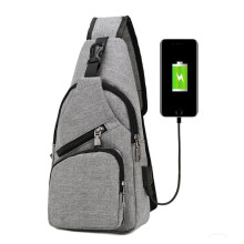 Dámska crossbody kabelka sivá s nastaviteľným popruhom