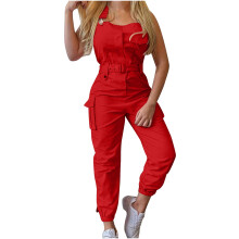 Macacão feminino casual sem mangas, modelo jardineira, com suspensórios na cintura e leggings.