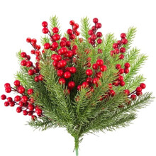 30 künstliche Weihnachtsbaumspitzen mit roten Beeren, Kiefernzweige, Blütenstecker für Weihnachtskränze und festliche Dekoration