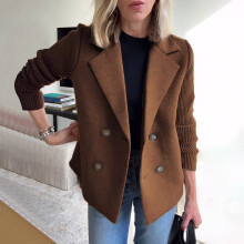 Sonderangebot! Brauner, kurzer Damenblazer aus zweireihigem Strick mit Patchwork-Ärmeln – passend für Business Casual