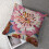 Coussin carré rose à crochets avec fleur et franges 7