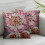 Coussin carré rose à crochets avec fleur et franges 3