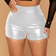 Short en similicuir brillant et confortable pour femme, idéal pour les sorties et les clubs.