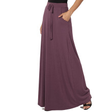 Saia longa maxi feminina plus size com cordão na cintura, bolso e caimento fluido em jérsei.