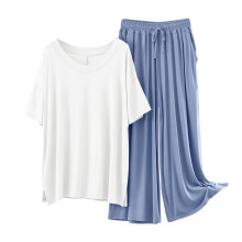 Damespyjamaset van viscose met effen top met V-hals en korte mouwen en bijpassende broek in verschillende kleuren. Comfortabele loungewear voor