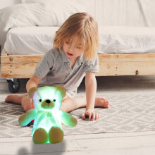 LED plyšový medvedík 11", biely svietiaci v tme plyšový, mení farbu svetla, stuha a motýlik – vhodný do detskej izby, na Valentína