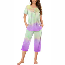 Dames pyjamaset met tie-dye print, capri broek en zakken.