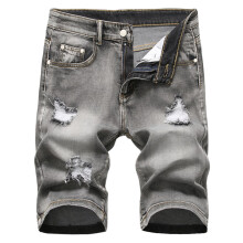 Pantaloncini in denim da uomo, modello di tendenza, strappati, mimetici, grigi.