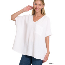 Blouse met V-hals, geweven structuur, korte mouwen en voorzak, geweven met v-hals en luchtdoorlatend effect.