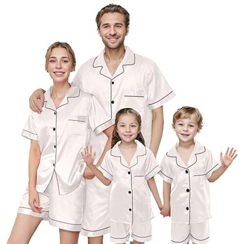 (S, White Mom) Pigiama coordinato per a contrasto.