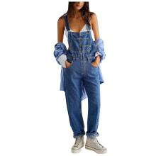 Calça jeans feminina casual, folgada, reta, perna larga, com suspensórios e bolsos. Estilo streetwear, ideal para compras e trabalho. Cor azul,