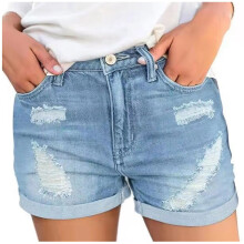 Calça jeans feminina curta, em denim liso, com bolsos, rasgos, zíper e franjas.