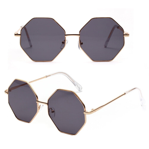Gafas de sol de estilo moderno y extragrande para vacaciones.