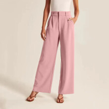 Calça social feminina, cintura alta e pernas largas, ideal para trabalho, negócios e ocasiões casuais, com caimento fluido, na cor rosa.