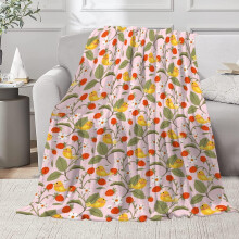 Erdbeerdecke – Kuschelige Kuscheldecke mit Blumen- und Vogelmotiv (76 x 102 cm) | Gemütliches Erdbeergeschenk für Kinder, Neugeborene und