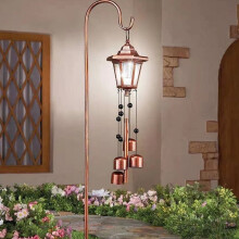 Carillon solaire hexagonal en bronze et fer, avec lumière éolienne.