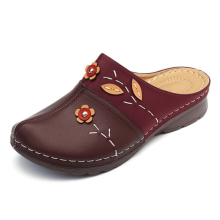 Sandalias de mujer 2025. Mules de verano con punta cerrada y decoración floral. Cómoda plataforma con cuña y suela antideslizante. Amplia variedad