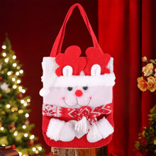 Kerstcadeautasjes, grote gebreide tas met kerstversiering en trekkoord, perfect om kerstavondcadeautjes in te pakken.