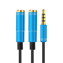 Auriculares negros sin marca, con cable, micrófono y altavoz divisor.