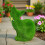 Statue de chat en résine avec finition mousse verte floquée 3