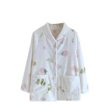 Pijama feminino de flanela estampada com mangas compridas na cor coral.