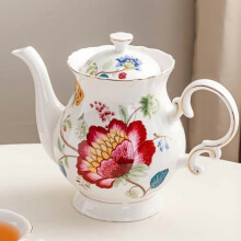 Bule de porcelana pintado à mão com detalhes em ouro.