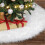 Weißer, kurzer Plüsch-Weihnachtsbaumrock, 64 cm 5