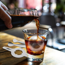 Nerezová oceľová espresso guľa s odnímateľným stojanom a kliešťami – opakovane použiteľné kovové kocky ľadu, kompatibilné s espresso