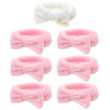 Set met cadeautjes voor een vrijgezellenfeest: witte haarbanden met strikjes voor de bruid en roze haarbanden voor de bruidsmeisjes, 1 haarband voor