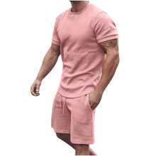 Conjunto masculino de duas peças, composto por camiseta de gola redonda estampada, blusa de manga curta e shorts, com bolsos. Ideal para o verão.