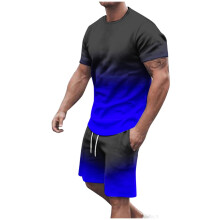 Conjunto masculino de duas peças, composto por camiseta de gola redonda estampada, blusa de manga curta e shorts, com bolsos. Ideal para o verão.