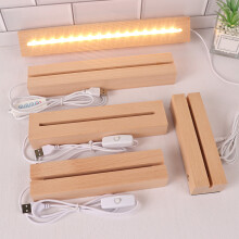 Lámpara de noche LED con base rectangular, pedestal de madera con cristal sintético e iluminación LED y carga USB.